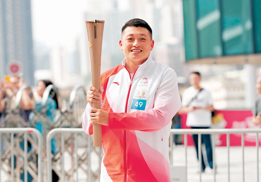 ●梁國成參與十五運會香港站的火炬傳遞。