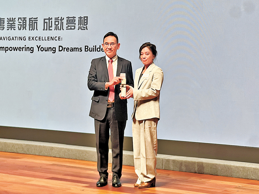 ●得獎者白碧琪（右）。 香港文匯報記者李芷珊  攝
