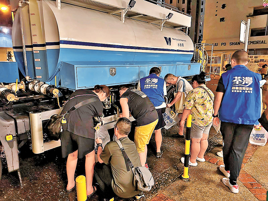 ●綠楊關愛隊在水車點和水箱站點協助受停水影響的居民。 作者供圖