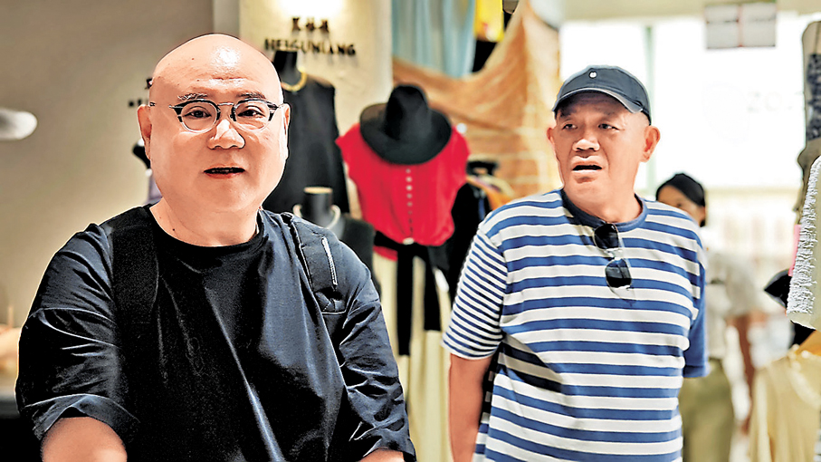 ●美術指導翟韜（右）為「美雲」找到真實的工作環境。    受訪者供圖