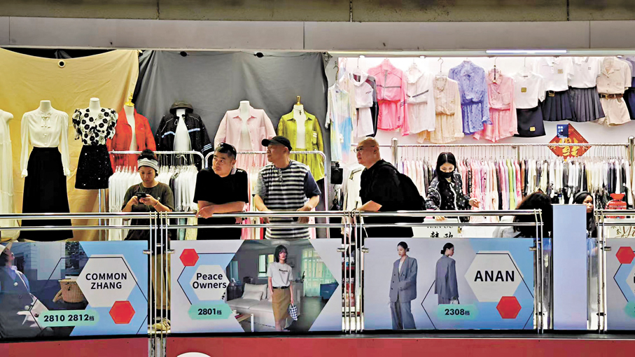 ●眾主創在廣州前期勘景。受訪者供圖