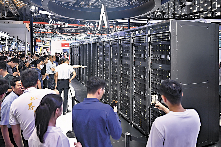 ●算力成為AI企業核心競爭力。圖為今年7月上海人工智能大會上，參觀者在華為展區圍觀展品昇騰384超節點。 資料圖片