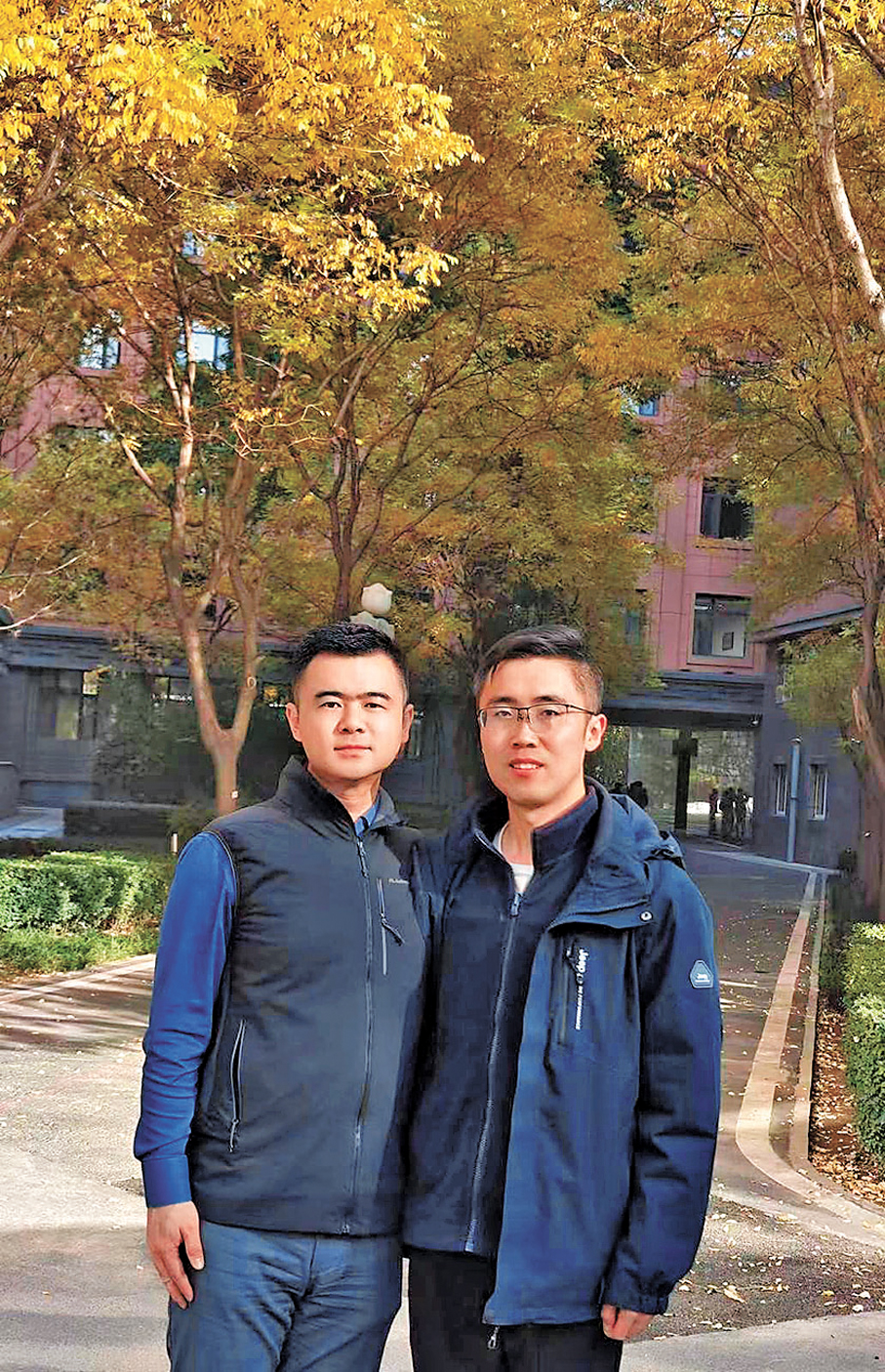 ●作者和西藏学友燕高翔（右）在北京金秋裏。 作者供圖