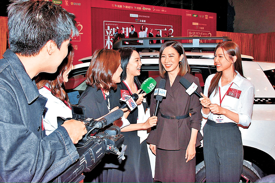 ●「Man姐」接受「行家」圍訪。 香港文匯報記者達里  攝