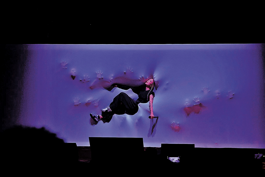 ●Sammi在演繹《浮雕》時有高難度演出，整個人凌空要靠舞蹈員支撐。  香港文匯報記者孫嘉蔚  攝