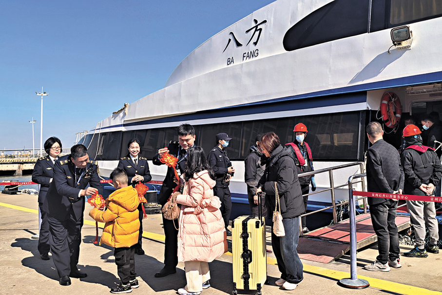 ●兩岸旅客搭乘泉州至金門「小三通」客運航線。 資料圖片