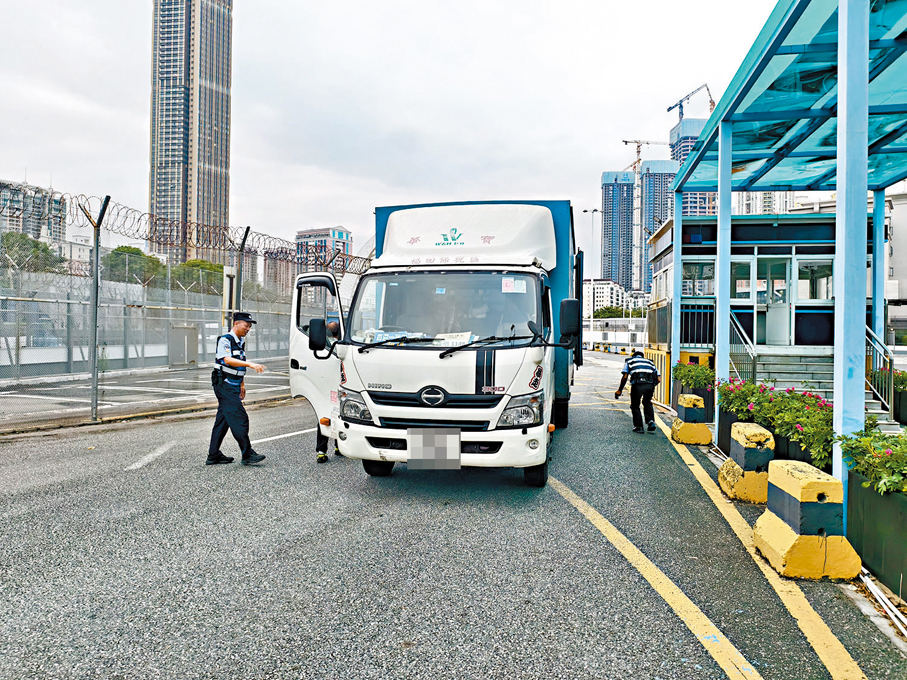 ●在河套「一號通道」，邊檢民警給香港入境貨車做通關檢查。 香港文匯報記者趙一存  攝