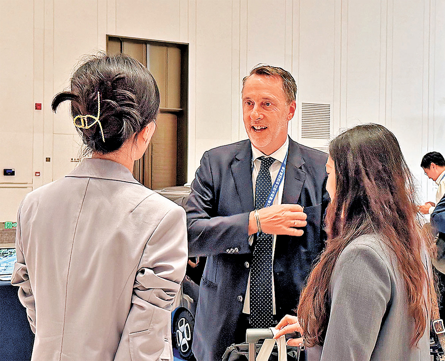 ●不少跨國公司負責人出席大會，了解投資機遇。 香港文匯報記者盧靜怡  攝