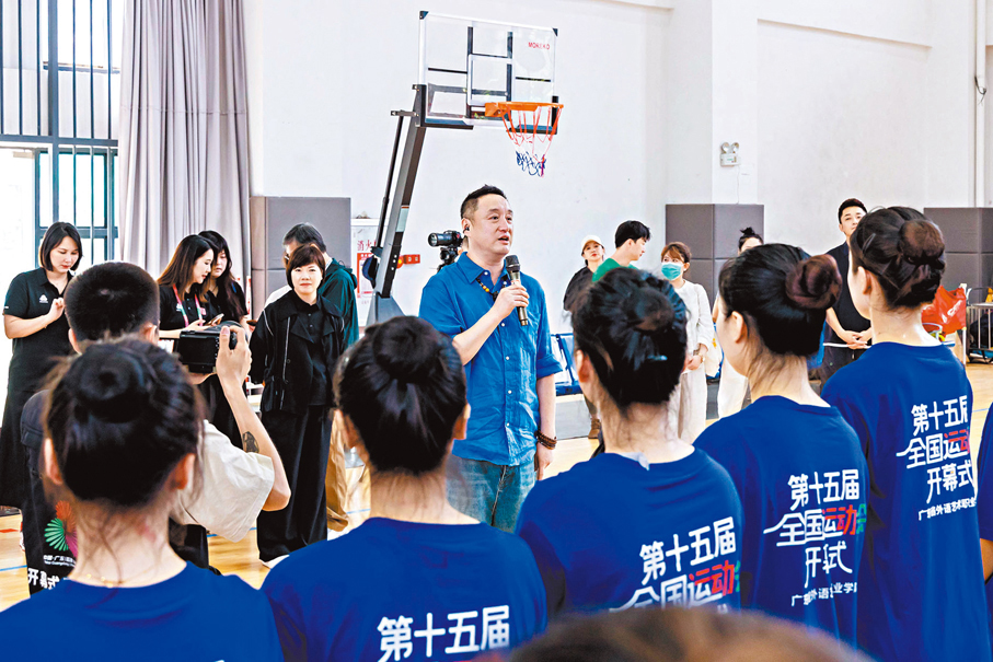 ●十五運會開幕日期臨近，執行總導演孟可在指導演職人員排練。