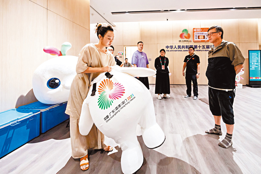 ●執行總導演高燕（左）與總監製劉偉強探討十五運會吉祥物運用於開幕式的細節。