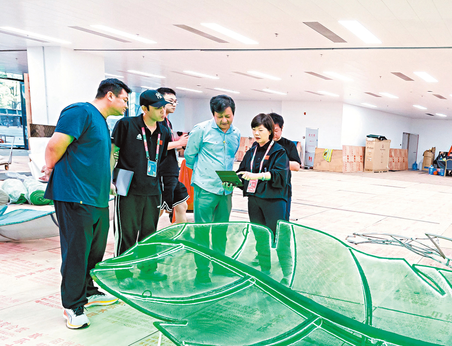 ●副總導演黃沛凌（右一）在與製作團隊商討嶺南元素嵌入開幕式的內容。