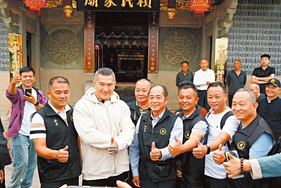 ●「館長」陳之漢與當地賴氏宗親合影。香港文匯報記者蔣煌基  攝