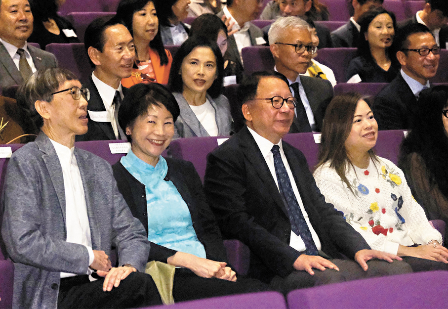 ●陳國基（前左三）、文化體育及旅遊局局長羅淑佩（前左四）等人觀賞原創粵語音樂劇的綵排。 香港文匯報記者涂穴  攝