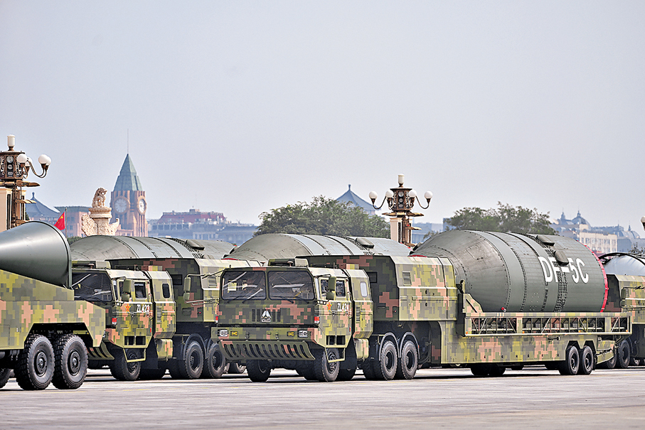 ●張又俠強調，「十五五」時期國防和軍隊現代化建設，必須積極識變應變求變。圖為「東風-5C」液體洲際戰略核導彈。 資料圖片