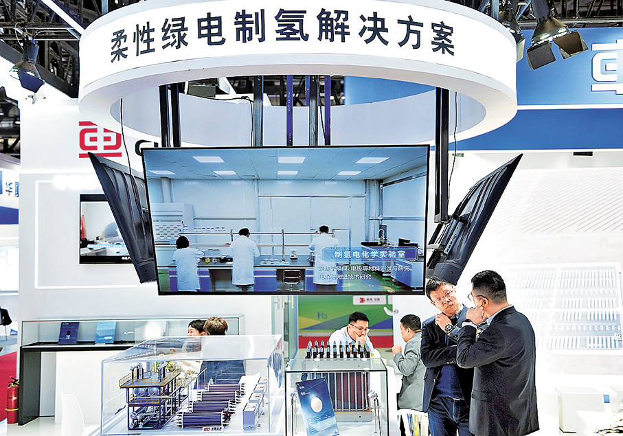 ●到2035年實現非化石能源佔比超過30%。圖為早前，參觀者在2025中國國際清潔能源博覽會上了解展出的氫能源製造方案。 資料圖片