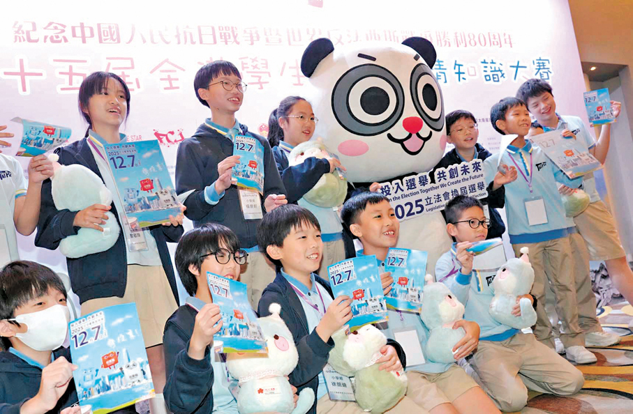 ● 吉祥物紅喵與參賽學生一同呼籲12月7日齊投票。 大公文匯全媒體記者林少權  攝