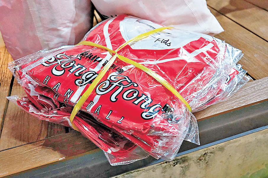 ●港足球迷組織為手球造勢、製作打氣球衣。