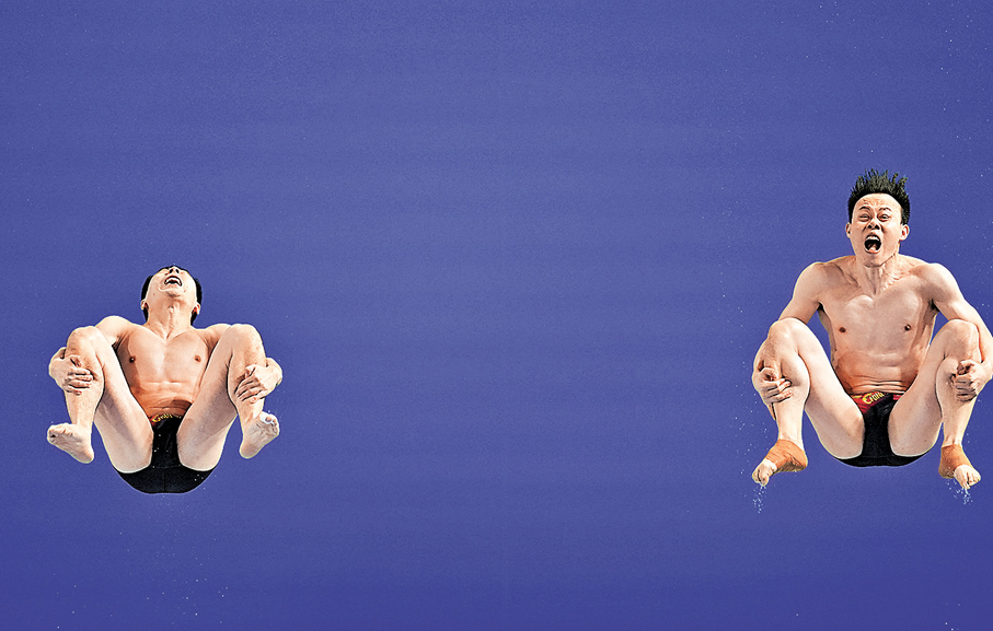 ●黃博文/謝思埸在比賽中。  新華社