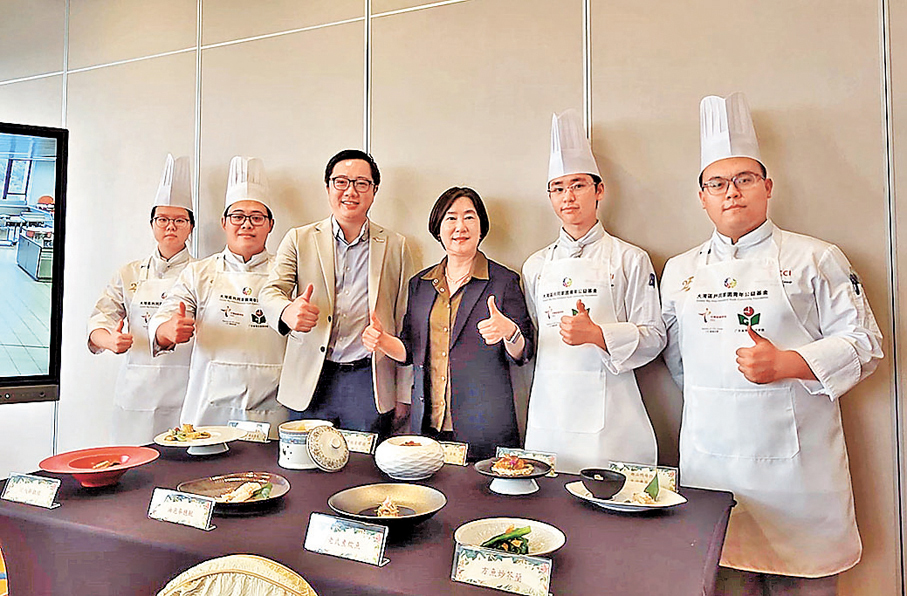 ●左起：學員張心悅、學員涂育達、劉志堅、龔明明、學員鄧澍昉、學員許建翔。 香港文匯報記者劉明  攝