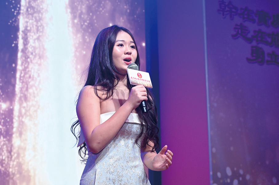 ●車穎芝表演女聲獨唱《我和我的祖國》、《漫步街上》。