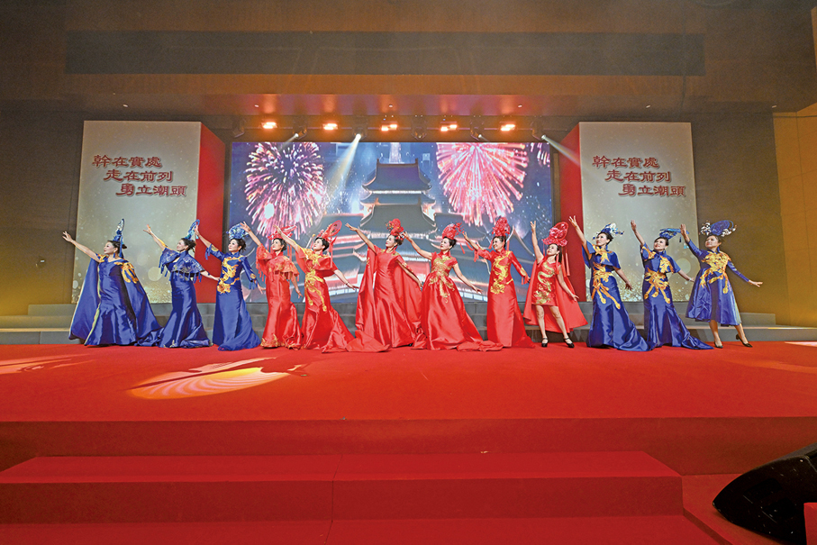 ●浙聯會婦委帶來的古風秀《盛世繁華》。