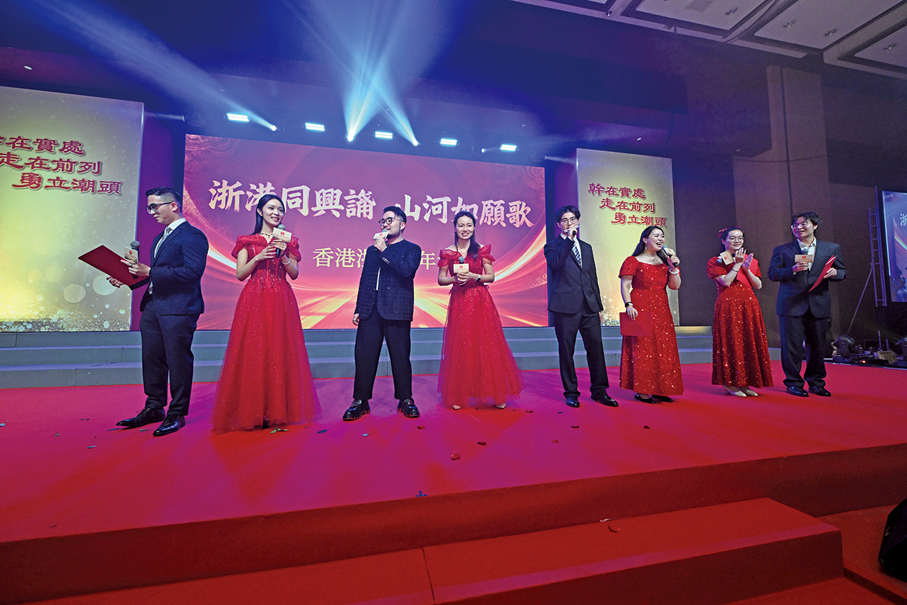 ●香港浙江青年會的青年們為大家帶來的朗誦與歌曲表演《浙港同興誦，山河如願歌》。