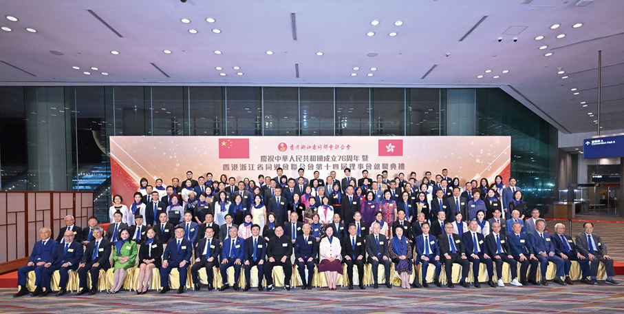 ●一眾主禮嘉賓與應屆理事會成員合照。