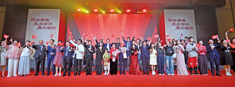 ●詹洪良帶領浙聯會成員大合唱《歌唱祖國》，令晚宴現場更添喜慶。