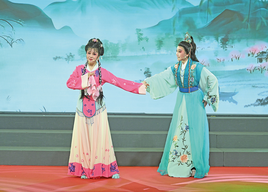 ●金彩芳、鮑秋靜於晚宴上表演越劇片段《梅龍鎮‧初遇》。