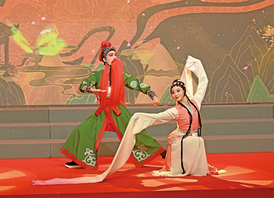 ●王霄琳、齊宇軒表演戲曲舞蹈《丹青‧雅集》。