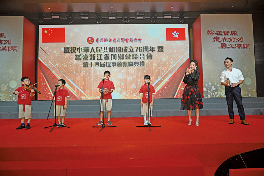 ●浙聯會青委表演歌曲《少年中國說》。