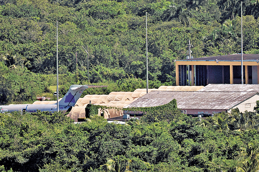 ●羅斯福路海軍基地一個廢棄機庫附近出現20個帳篷。 路透社