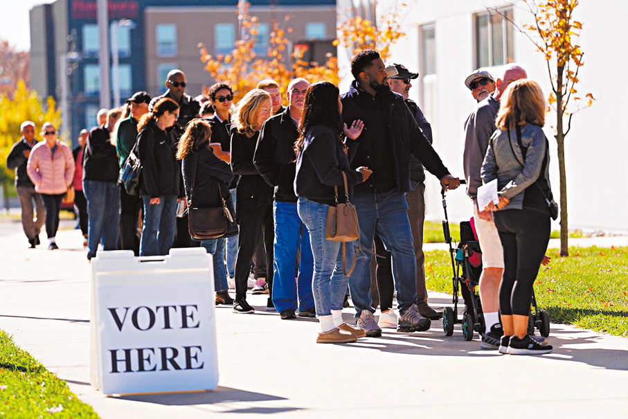 ●美國選民在新澤西州芒特勞雷爾羅文學院票站排隊提前投票。  美聯社
