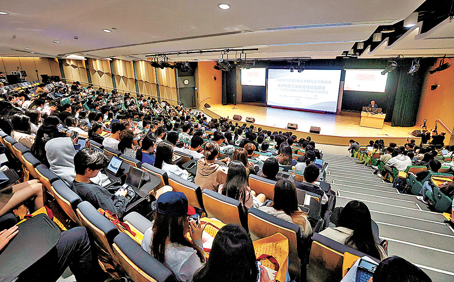 ●吳曉求教授作專題演講。香港文匯報記者郭木又  攝