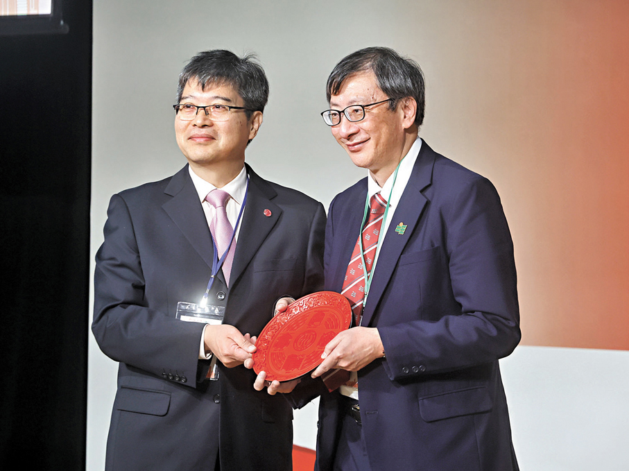 ●中國人民大學校長林尚立（左）、香港教育大學校長李子建互送紀念品。文匯報記者郭木又  攝