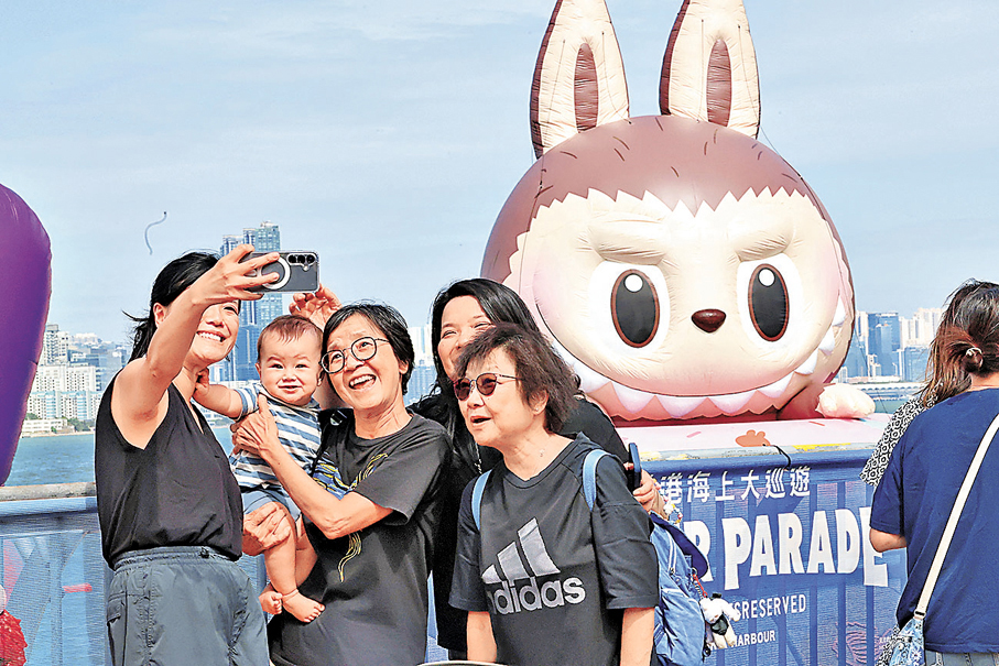 ●「維港海上大巡遊」集結多個風靡全球的重量級IP，包括人氣角色LABUBU巨型海上充氣雕塑。 資料圖片