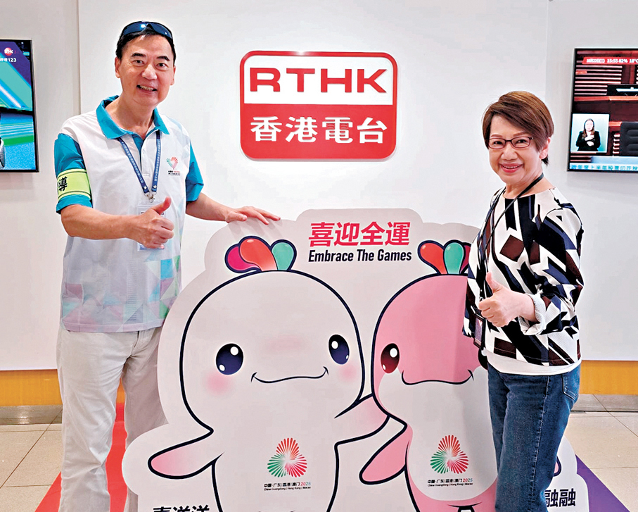 ●「公關達人」關則輝身穿大會義工制服，手纏義工督導臂章接受《舊日的足跡》訪問。 作者供圖