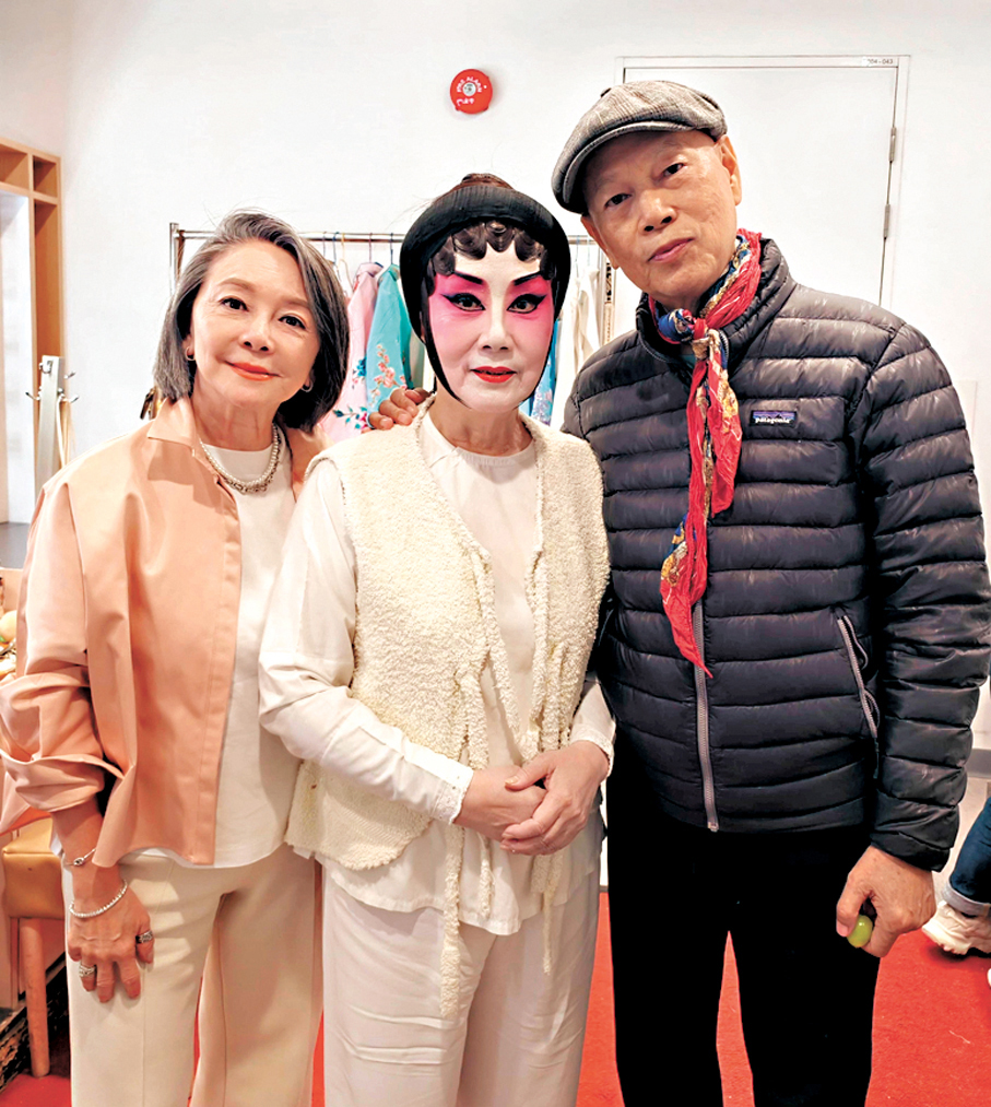 ●家英哥落妝不消幾分鐘，將曹操的大花臉清洗得乾乾淨淨。 作者供圖