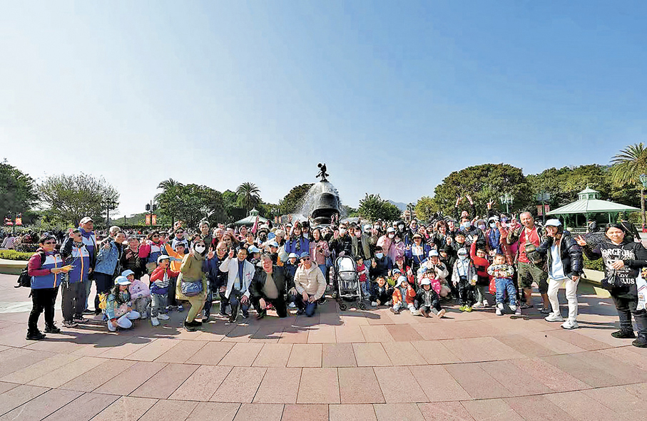 ●緊急援助基金每年均會為受助人士及家庭舉辦不同活動。圖為2025年暢遊迪士尼活動。 作者供圖