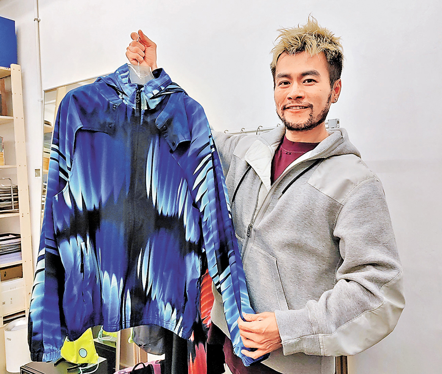 ●任朗呈展示的這件運動外套，是一件「一衣多穿」的設計。