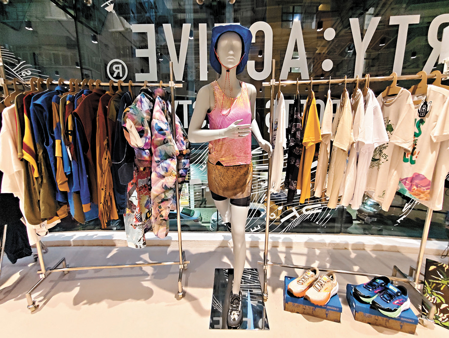 ●於CENTRESTAGE走秀的運動服飾在概念店展示。
