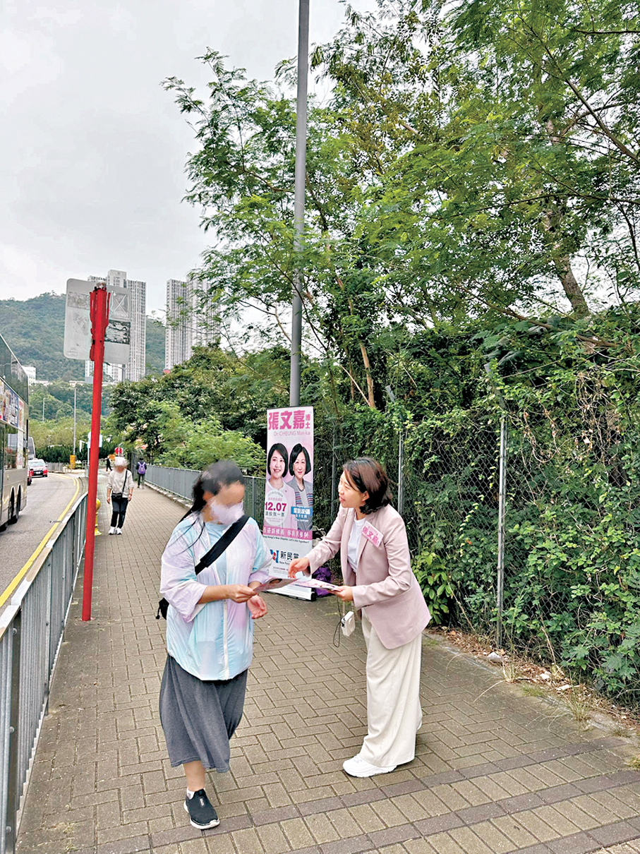 ●張文嘉調研滅蚊情況，並提醒居民注意防蚊。Fb圖片