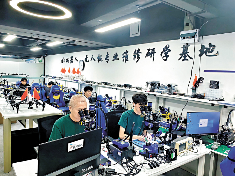 ●深圳銀河領航無人機維修標準化實訓基地，學員在進行實操。