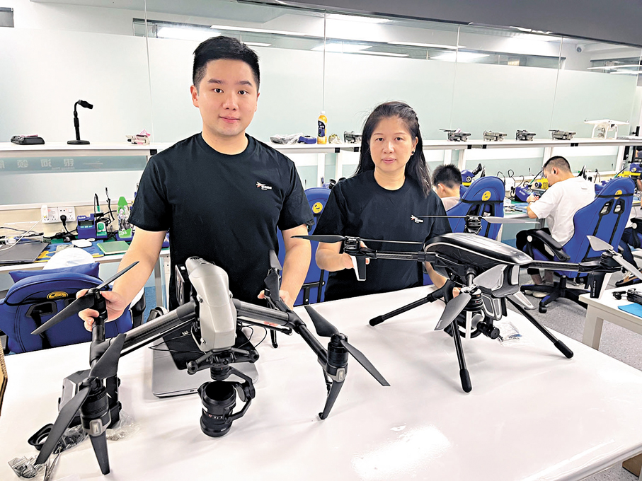 ●港青劉海楠與母親一同在深圳學習無人機維修技術。