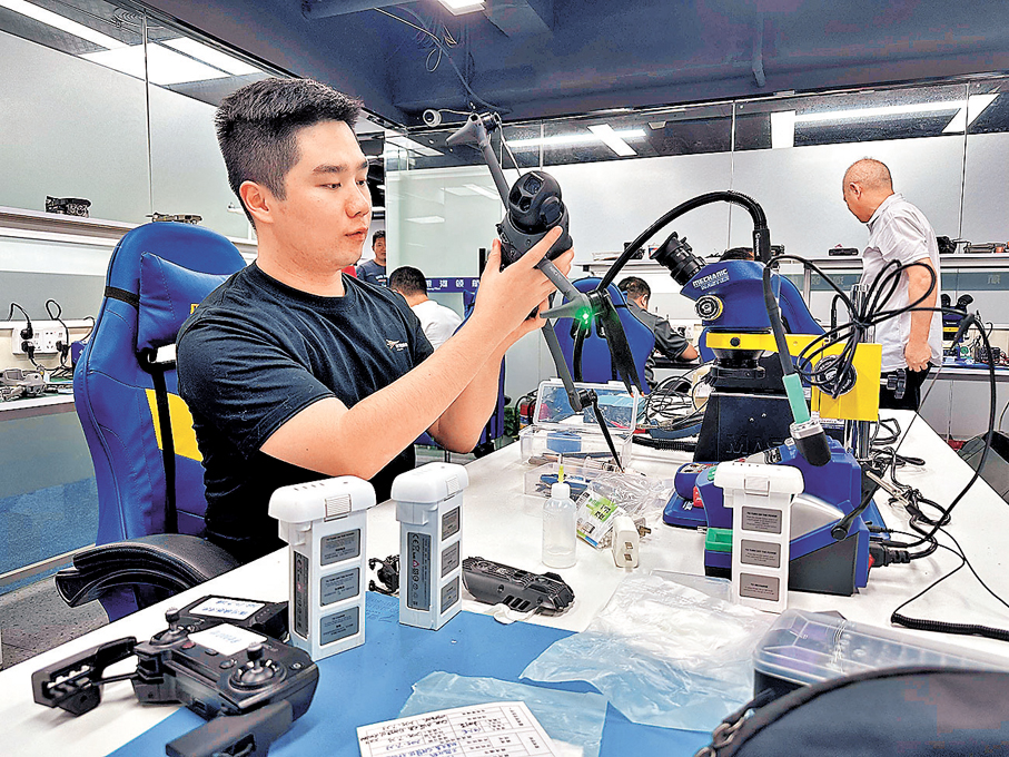 ●「00後」港青劉海楠正在檢修無人機。