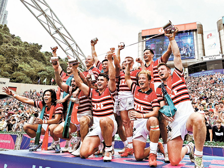 ●房傑鋒（前排左）去年首於香港七欖亮相，難忘告別香港大球場。 資料圖片