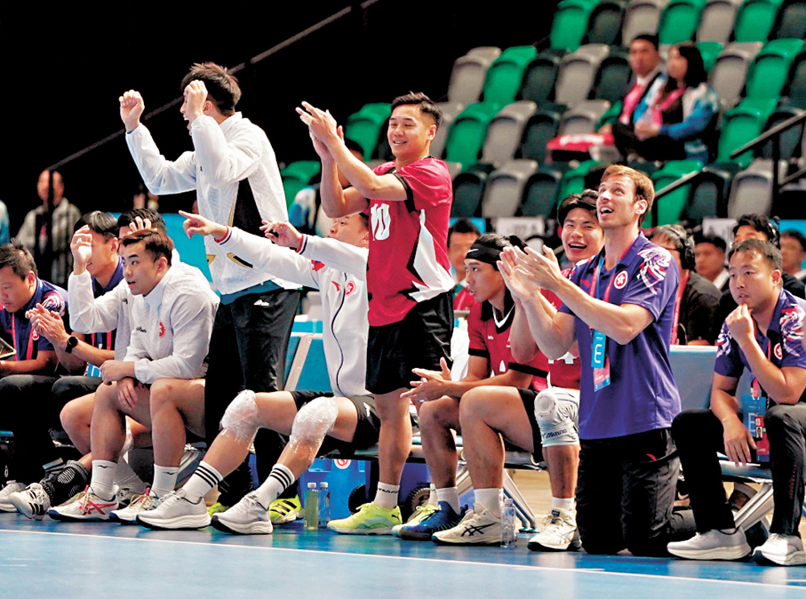 ●魏德甘（右二）成為網民熱議對象。香港文匯報記者郭正謙 攝