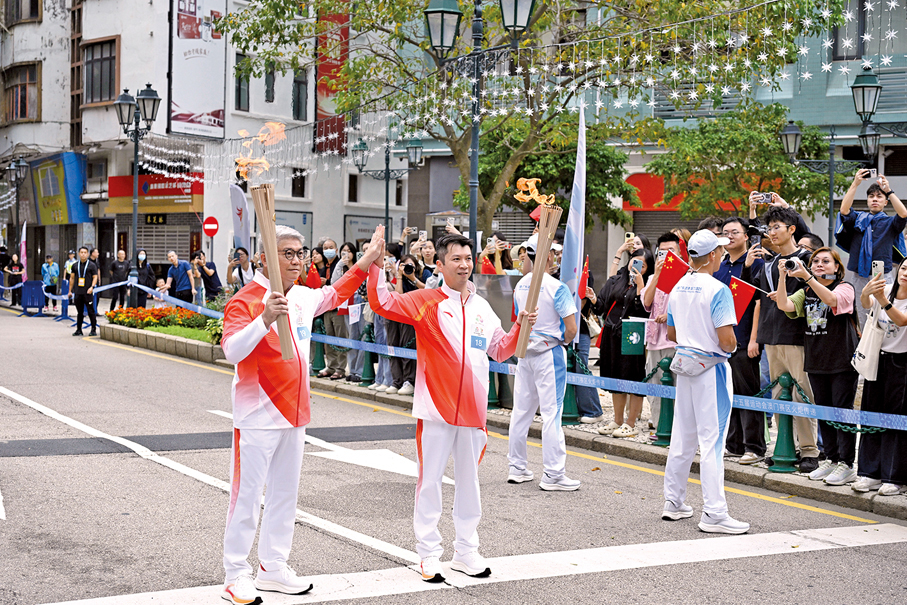 ●沿途有不少市民及旅客駐足為火炬手助力打氣，共同感受迎接十五運會的喜悅。