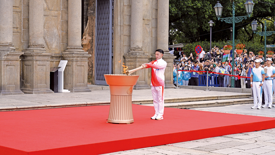 ●最後一棒郭建恆跑過大三巴牌坊石級後，點燃火種盆。