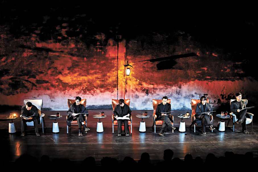 ●《農莊館客人》劇本圍讀在昏暗的舞台上進行。   記者俞晝  攝